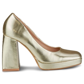 Guld pumps på en bred høj hæl gylden