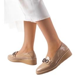 Beige lakerede wedge loafers fra Erin