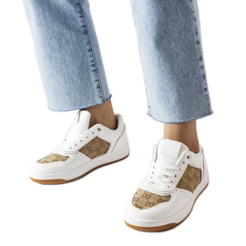 Inna Hvide sneakers dekoreret med Isidor-monogrammet