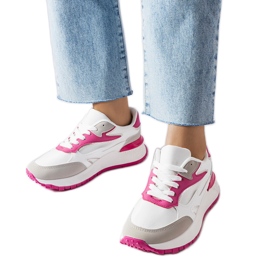 Inna Hvide og lyserøde sneakers fra Batilda