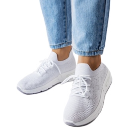 Inna Hvide sneakers dekoreret med en sølvtråd fra Randolph
