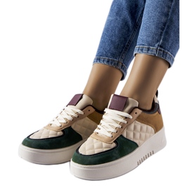Beige og grønne sneakers på Celso platformen