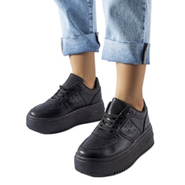 Sorte sneakers på Kassab platformen