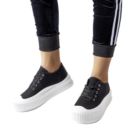 Sorte sneakers på en tyk hvid Rina platform