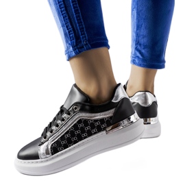 Sorte sneakers med sølv Leo dekoration