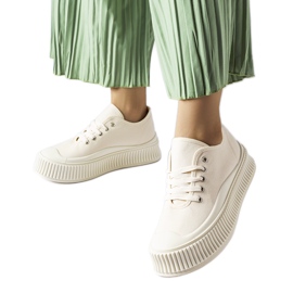 Beige sneakers på en tyk Rina platform