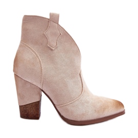 PS1 Ruskinds cowboystøvler på en højhælet lys beige garver