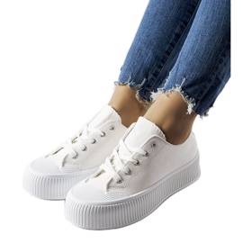 Hvide sneakers på en tyk Fortunata platform