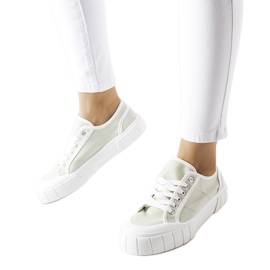 Hvide sneakers på en tyk Egidio platform