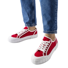 Røde sneakers på en tyk Egidio platform