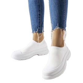 Hvide slip-on sneakers på Baratili platformen