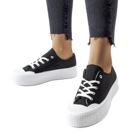 Sorte sneakers på en hvid Fortunata platform