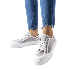 Grå sneakers på en tyk Egidio platform