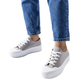 Grå sneakers på en tyk Fortunata platform