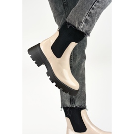 Beige lakarbejder med fleksibel overdel