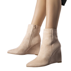 Beige spidse kilestøvler fra Aprutino