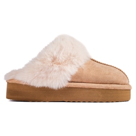 Fluffy, beige blødt legetøj på Shelovet platformen