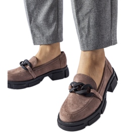 Brune loafers med en øko-ruskindskæde