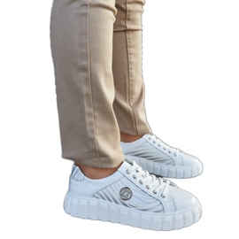 Hvide lædersneakers på platformen