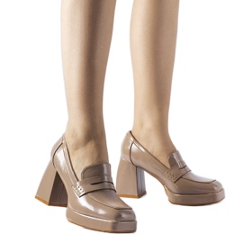 Beige patent pumps med vest hæl