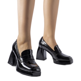 Sorte patent pumps med en West hæl