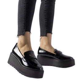 Sorte patent loafers med en Monra platform