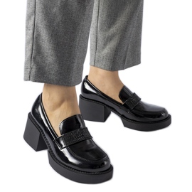 Sorte patent pumps med en Harrisburg hæl
