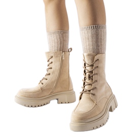 Beige sneakers med en massiv Riel-sål