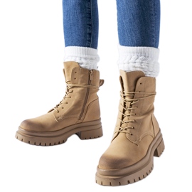 Beige støvler med slidt tå fra Vadnais