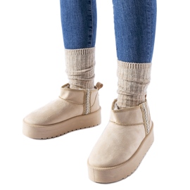 Beige snestøvler på Dennison platformen
