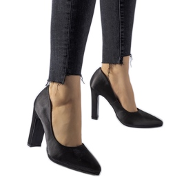 Stilettopumps i sort satin fra Rivers