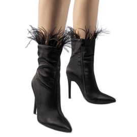 Sorte ankelstøvler dekoreret med Selvena fjer