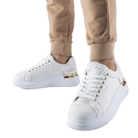 Hvide sneakers på Osson platformen