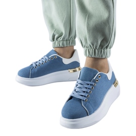 Marineblå sneakers på Scuderlando platformen