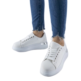 Hvide sneakers på Scuderlando platformen