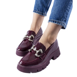Burgundy patent loafers med Cezet rhinsten rød