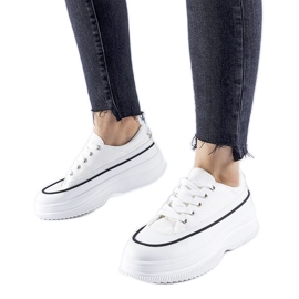 Hvide sneakers på Plesio platformen