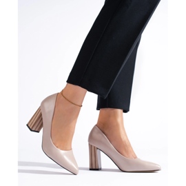 Damers beige pumps på stolpen