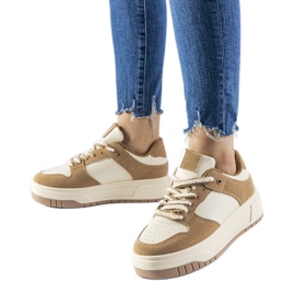 Beige sneakers på Crim platformen