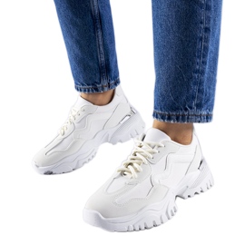Hvide sneakers med en massiv Gironic-sål
