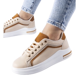 Beige sneakers på Mayfield platformen