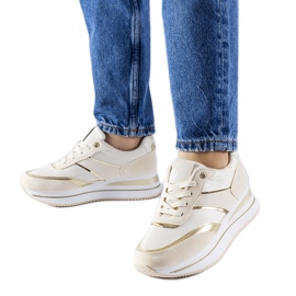 Beige sneakers på Nutter platformen