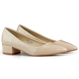 Beige pumps i patentlæder med lav hæl