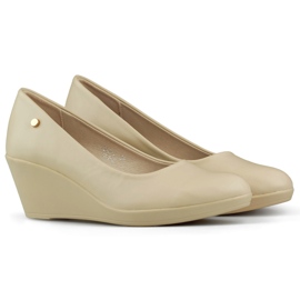 Beige kilepumper, damesko med lav kile