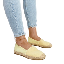 Gule skinnende espadriller på Ming-platformen
