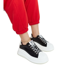 Sorte sneakers på GOE NN2N4034 platformen