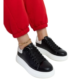 Sorte sneakers på GOE JJ2N4052 platformen