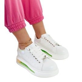 Hvide sneakers på GOE NN2N4029 platformen