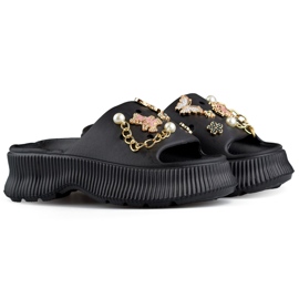 Kvinders sorte gummiflip-flops med dekorationer