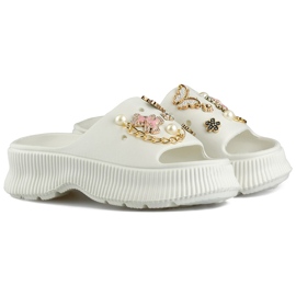 Kvinders hvide gummiflip-flops med dekorationer